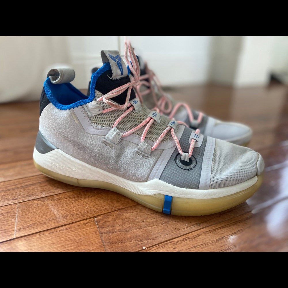 Nike Kobe A.D. 2018 AV3555-004 Men’s Size 9 Basketball Shoes White/Blue No Box